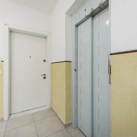 Urban Scene - Free Parking Apartment *