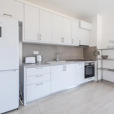 Urban Scene - Free Parking Apartment